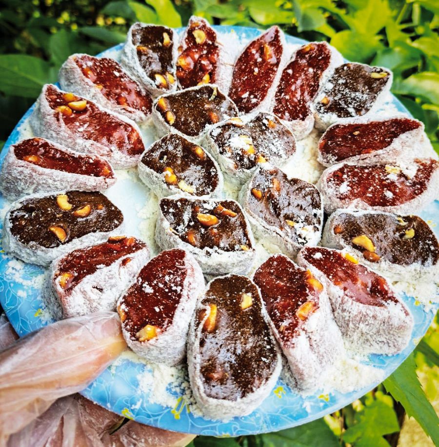 Nguy&ecirc;n liệu l&agrave;m ch&egrave; lam kh&aacute; giản dị, gồm bột nếp, lạc, gừng v&agrave; chất tạo ngọt từ mật m&iacute;a, đường ph&ecirc;n; một số c&aacute;ch l&agrave;m c&oacute; th&ecirc;m mạch nha. Mỗi gia đ&igrave;nh c&oacute; c&ocirc;ng thức ri&ecirc;ng, điều chỉnh độ ngọt, lượng gừng hay lạc theo kinh nghiệm v&agrave; khẩu vị.