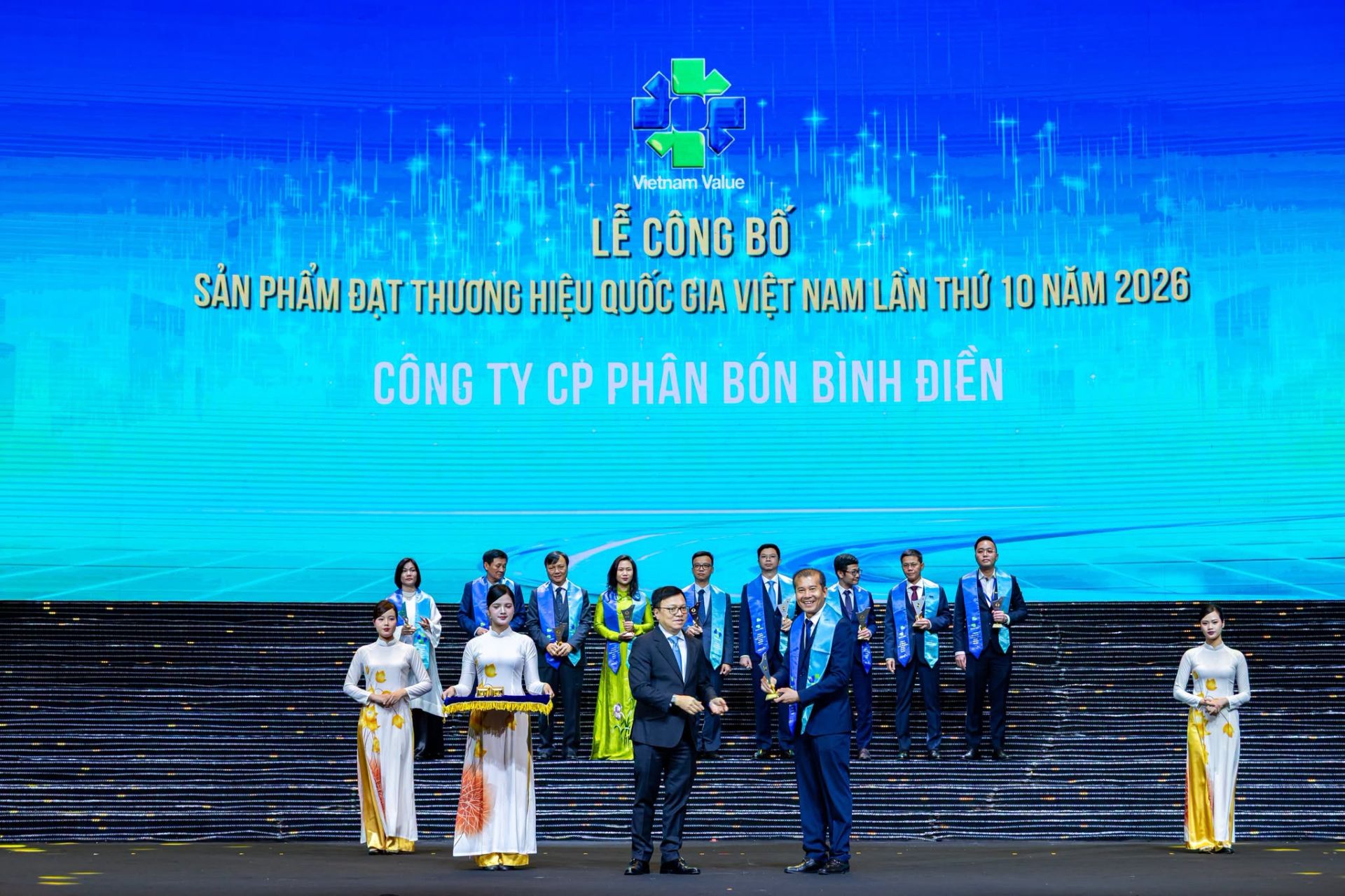 Ông Phan Văn Tâm - Phó TGĐ Công ty Cổ phần phân bón Bình Điền nhận biểu trưng Thương hiệu quốc gia năm 2026 Ông Phan Văn Tâm - Phó TGĐ Công ty Cổ phần phân bón Bình Điền nhận biểu trưng Thương hiệu quốc gia năm 2026