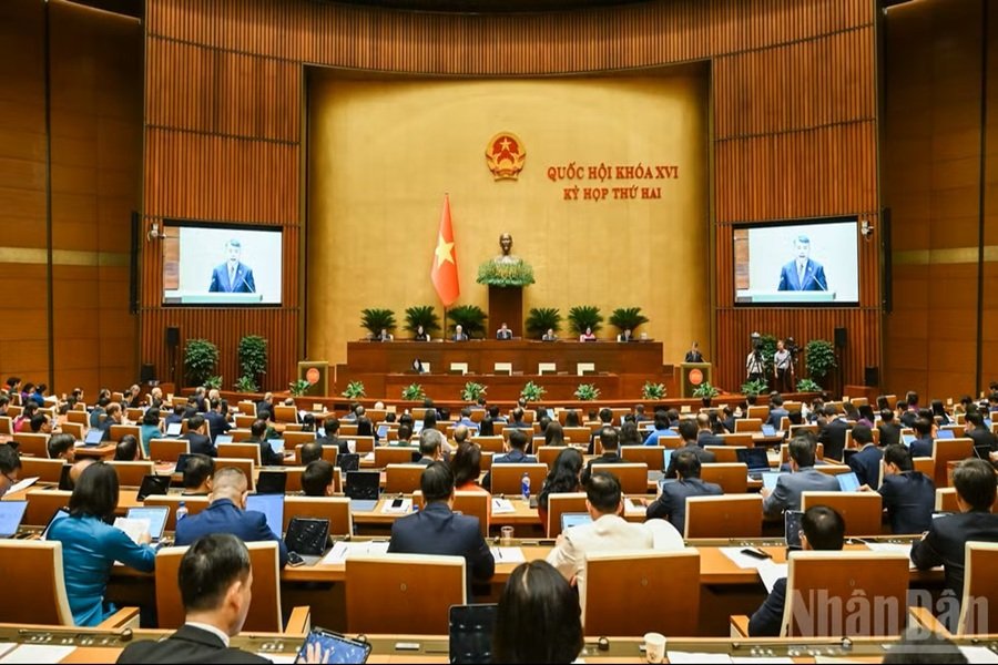 Thủ tướng Ch&iacute;nh phủ L&ecirc; Minh Hưng tr&igrave;nh b&agrave;y b&aacute;o c&aacute;o kinh tế-x&atilde; hội v&agrave; ng&acirc;n s&aacute;ch nh&agrave; nước trong phi&ecirc;n khai mạc Kỳ họp thứ 2, Quốc hội kh&oacute;a XVI ng&agrave;y 17/10. (Ảnh: DUY LINH)