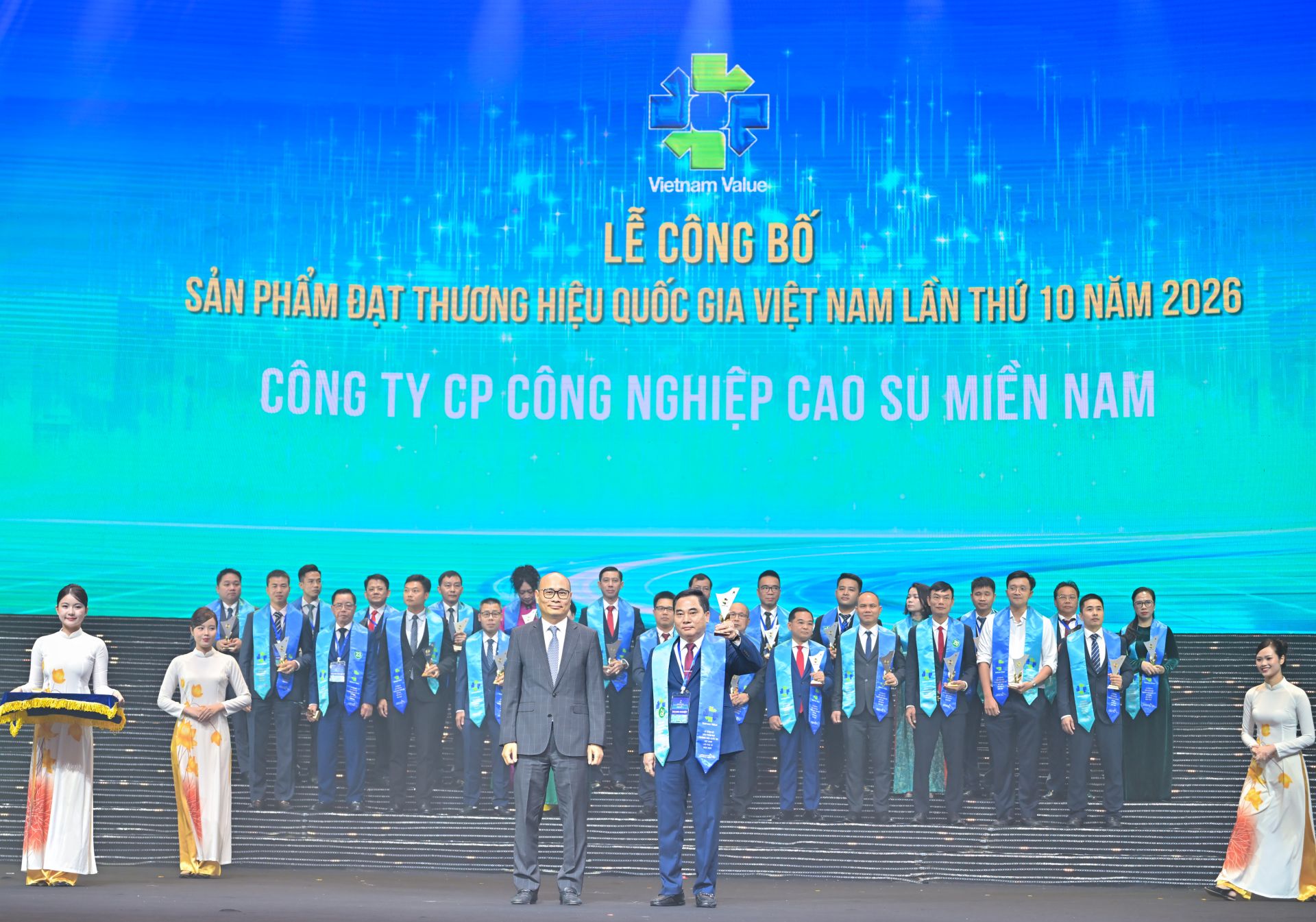 Đồng ch&iacute; Ph&ugrave;ng Quang Trung - B&iacute; thư Đảng ủy, Tổng Gi&aacute;m đốc C&ocirc;ng ty Cổ phần C&ocirc;ng nghiệp Cao su Miền Nam đại diện tham dự v&agrave; đ&oacute;n nhận danh hiệu