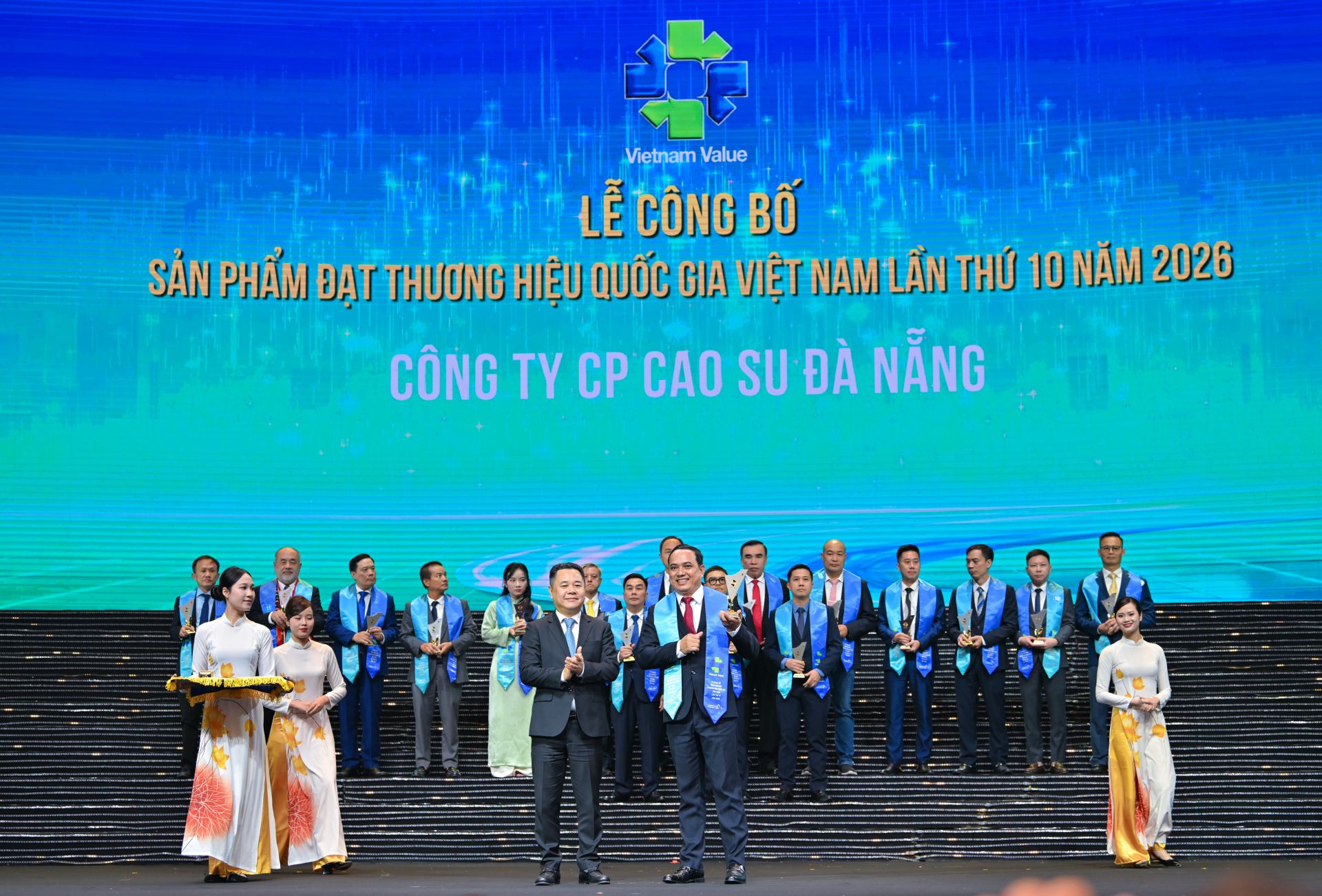 Đồng ch&iacute; Văn Trung T&acirc;m, Ph&oacute; Tổng Gi&aacute;m đốc, phụ tr&aacute;ch Ban điều h&agrave;nh DRC, nhận biểu trưng Thương hiệu quốc gia Việt Nam năm 2026, ghi dấu 10 kỳ li&ecirc;n tiếp sản phẩm săm lốp DRC được vinh danh