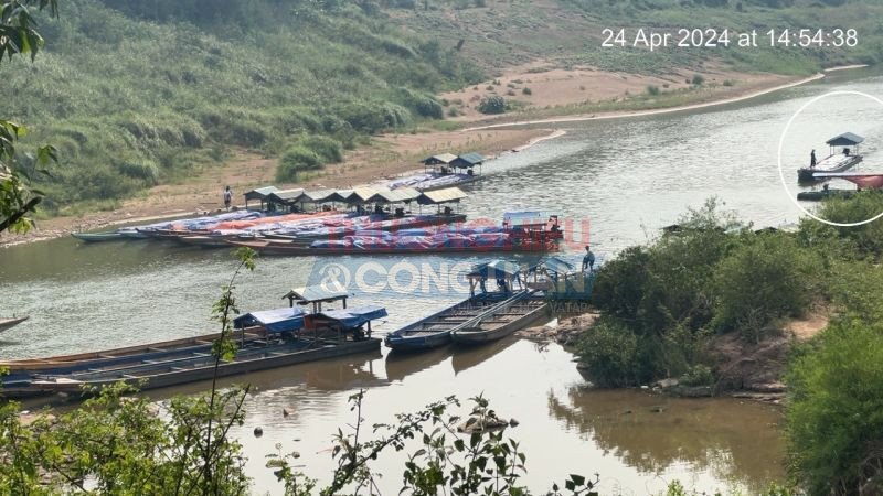 Hoạt động vận chuyển h&agrave;ng lậu diễn ra ban ng&agrave;y. Ảnh: Thi&ecirc;n Trường