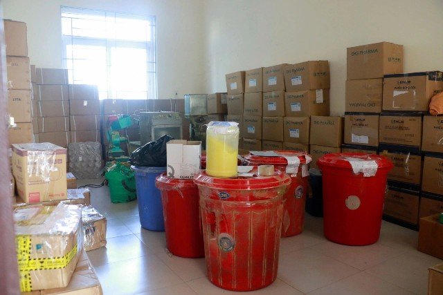 Nguyên liệu dùng để điều chế thuốc Đông y giả bị lực lượng chức năng phát hiện. Nguyên liệu dùng để điều chế thuốc Đông y giả bị lực lượng chức năng phát hiện.