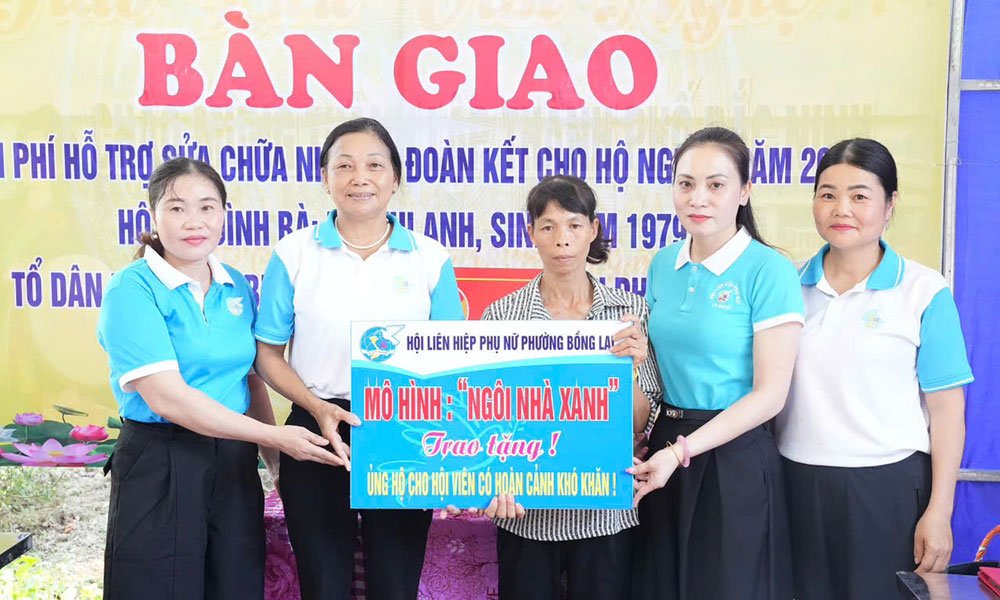 Hội Li&ecirc;n hiệp Phụ nữ phường Bồng Lai d&ugrave;ng quỹ quy&ecirc;n g&oacute;p được từ m&ocirc; h&igrave;nh Ng&ocirc;i nh&agrave; xanh để trao hỗ trợ phụ nữ c&oacute; ho&agrave;n cảnh kh&oacute; khăn tr&ecirc;n địa b&agrave;n.