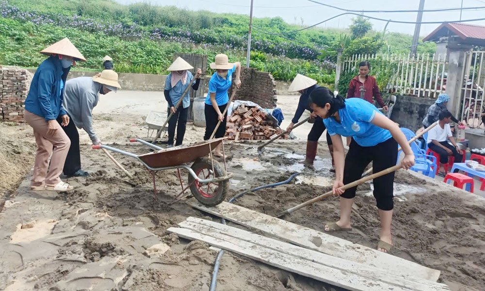 C&aacute;n bộ, hội vi&ecirc;n phụ nữ x&atilde; Cao Đức hỗ trợ ng&agrave;y c&ocirc;ng lao động gi&uacute;p hội vi&ecirc;n phụ nữ x&acirc;y dựng 