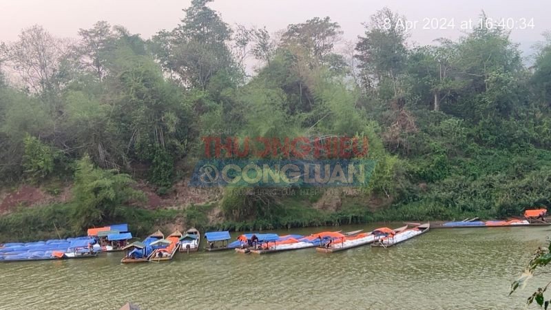H&agrave;ng h&oacute;a được chất đầy tr&ecirc;n c&aacute;c chiếc thuyền m&aacute;y. Ảnh: Ngọc Linh
