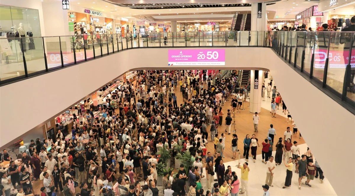 Người dân tham quan, trải nghiệm tại Trung tâm thương mại AEON MALL Thanh Hóa Người dân tham quan, trải nghiệm tại Trung tâm thương mại AEON MALL Thanh Hóa