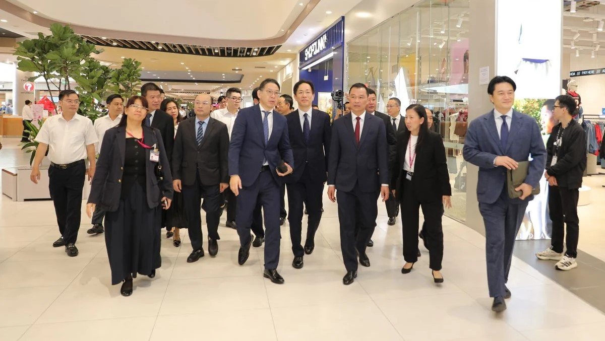 Các đại biểu tham quan trung tâm. Trung tâm sẽ là điểm đến mới của đô thị xứ Thanh, góp phần vào m Các đại biểu tham quan trung tâm. Trung tâm sẽ là điểm đến mới của đô thị xứ Thanh, góp phần vào m