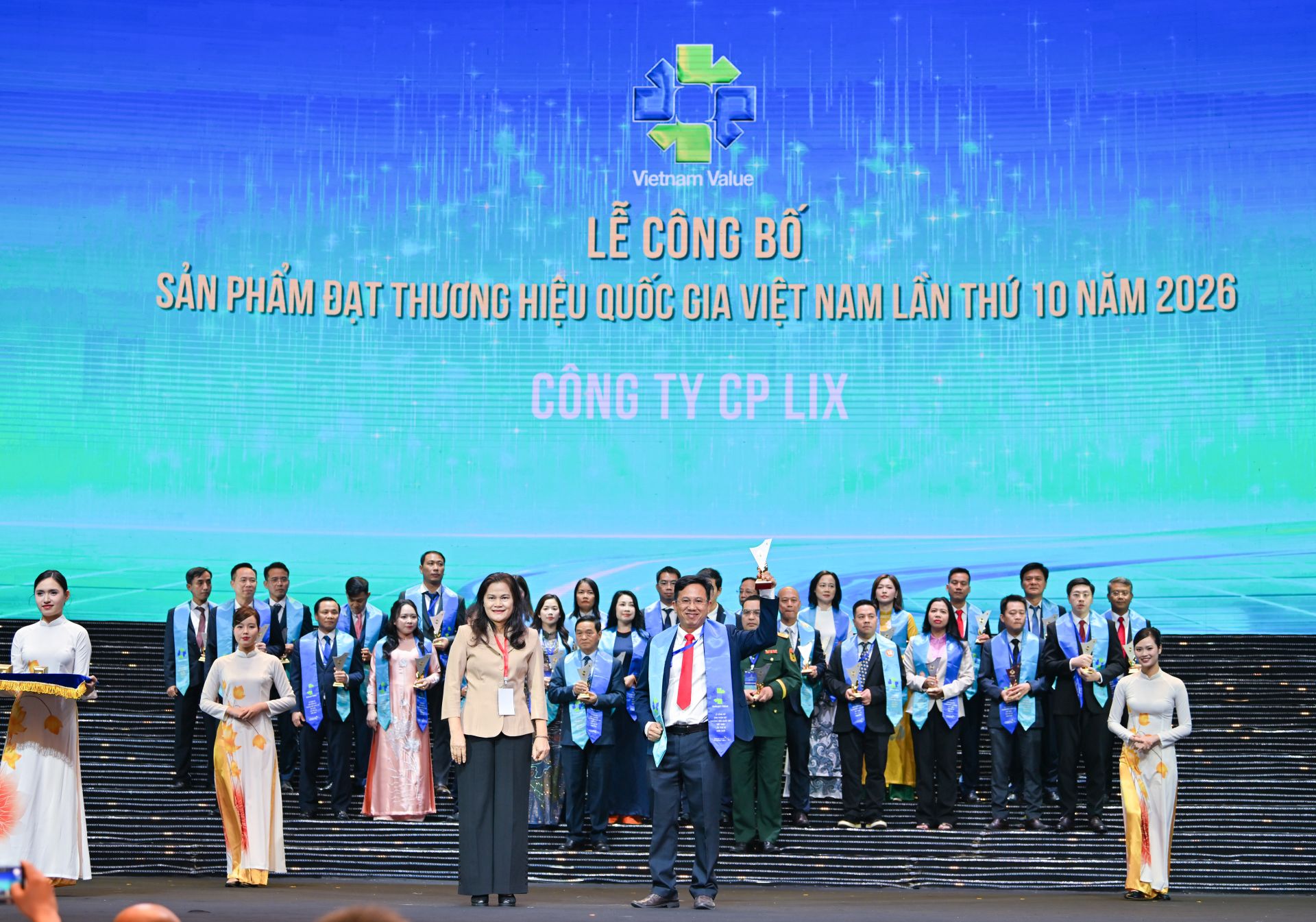 Đồng ch&iacute; B&ugrave;i C&ocirc;ng Thản, Ph&oacute; Tổng Gi&aacute;m đốc C&ocirc;ng ty Cổ phần Lix, đại diện C&ocirc;ng ty nhận biểu trưng Thương hiệu quốc gia Việt Nam năm 2026