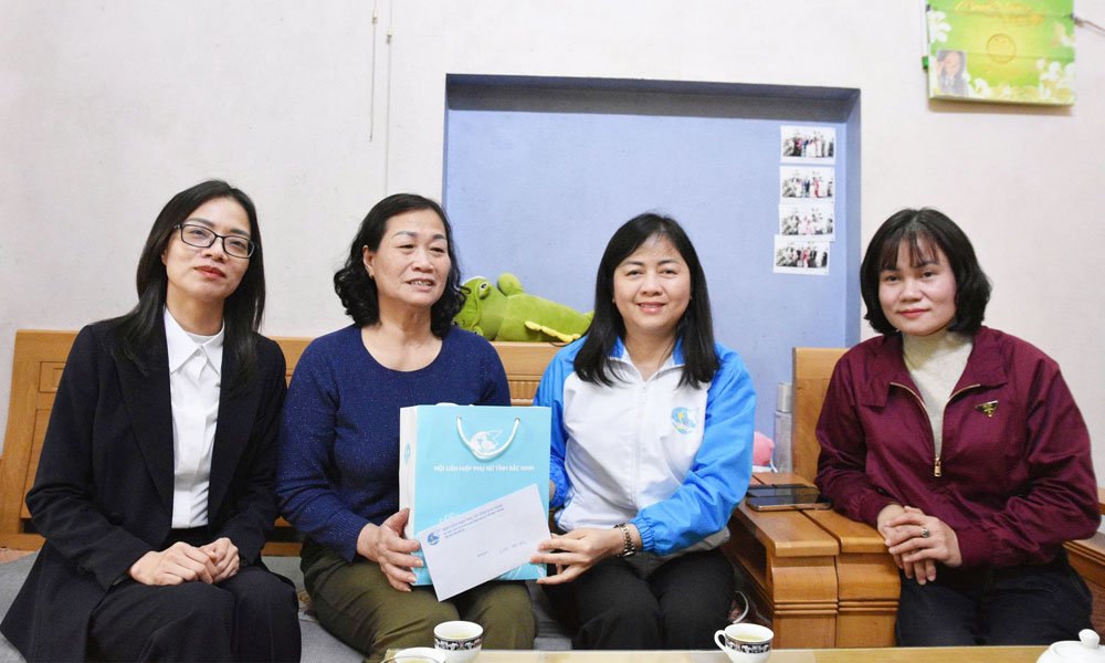 Đồng ch&iacute; Nguyễn Phương Mai (thứ 2 từ phải qua), Chủ tịch Hội Li&ecirc;n hiệp Phụ nữ tỉnh trao hỗ trợ cho hội vi&ecirc;n phụ nữ mắc bệnh hiểm ngh&egrave;o tại phường Vũ Ninh.