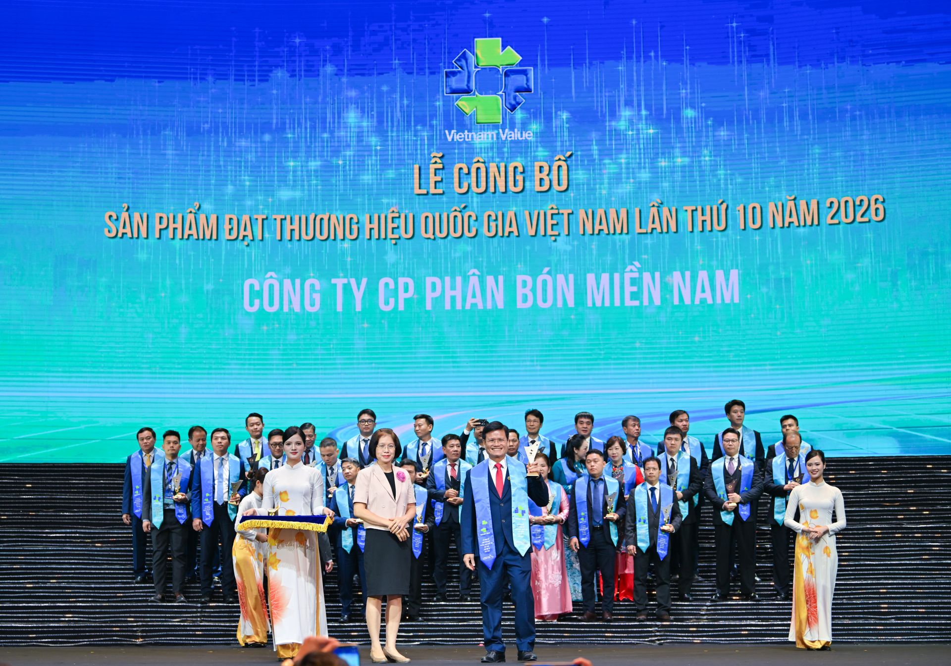 Đồng ch&iacute; Đỗ Văn Tuấn - B&iacute; thư Đảng ủy, Tổng Gi&aacute;m đốc C&ocirc;ng ty Cổ phần Ph&acirc;n b&oacute;n Miền Nam đại diện đ&oacute;n nhận danh hiệu