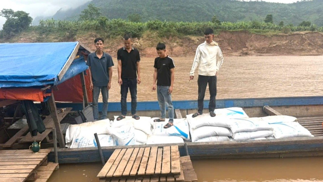C&aacute;c đối tượng c&ugrave;ng tang vật vụ &aacute;n vận chuyển tr&aacute;i ph&eacute;p 10 tấn đường k&iacute;nh trắng do Th&aacute;i Lan sản xuất từ L&agrave;o v&agrave;o Việt Nam