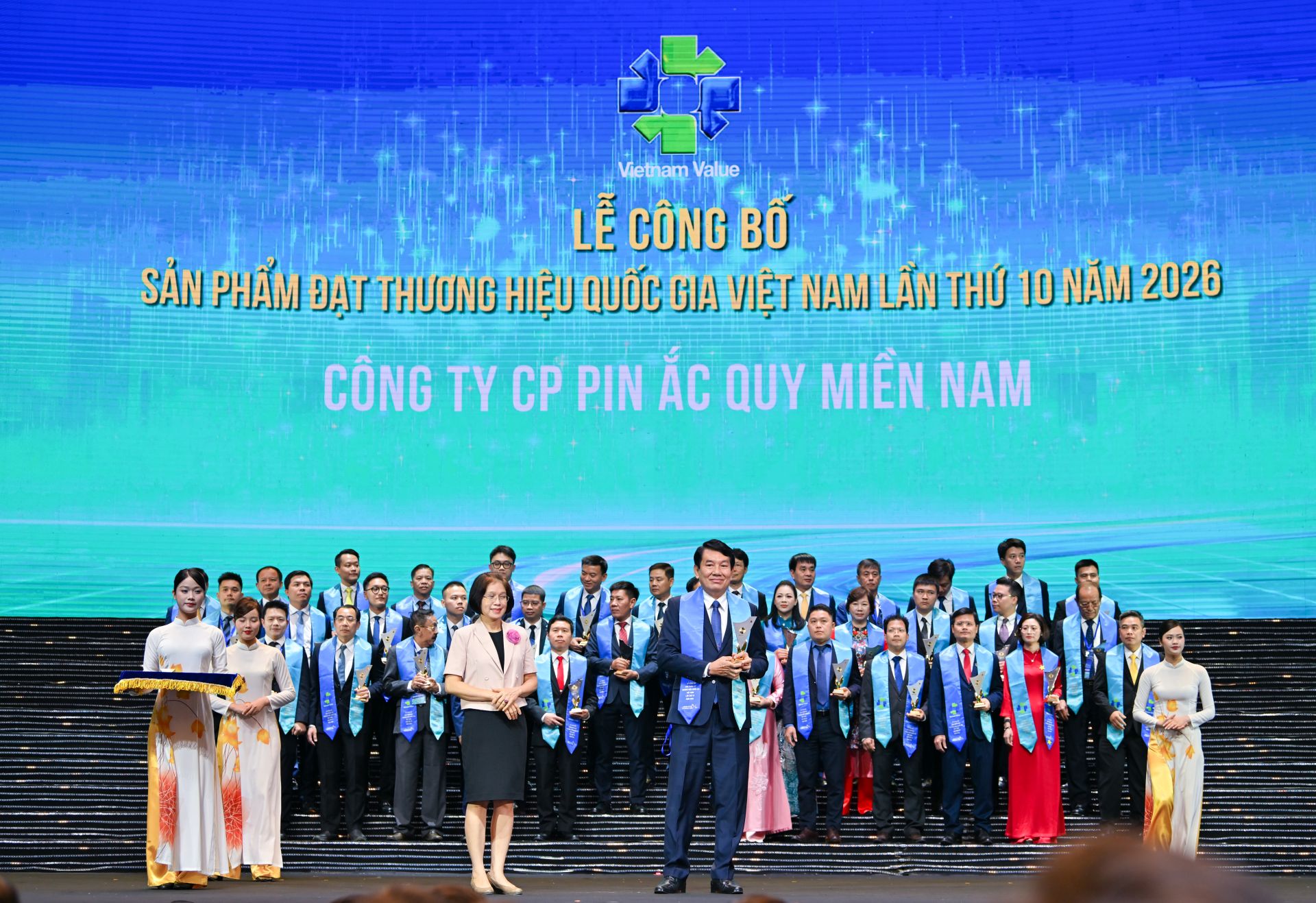 Đồng ch&iacute; L&ecirc; Văn Năm Th&agrave;nh vi&ecirc;n Hội đồng Quản trị, B&iacute; thư Đảng ủy ki&ecirc;m Tổng Gi&aacute;m đốc PINACO, đại diện c&ocirc;ng ty nhận biểu trưng Thương hiệu quốc gia Việt Nam năm 2026