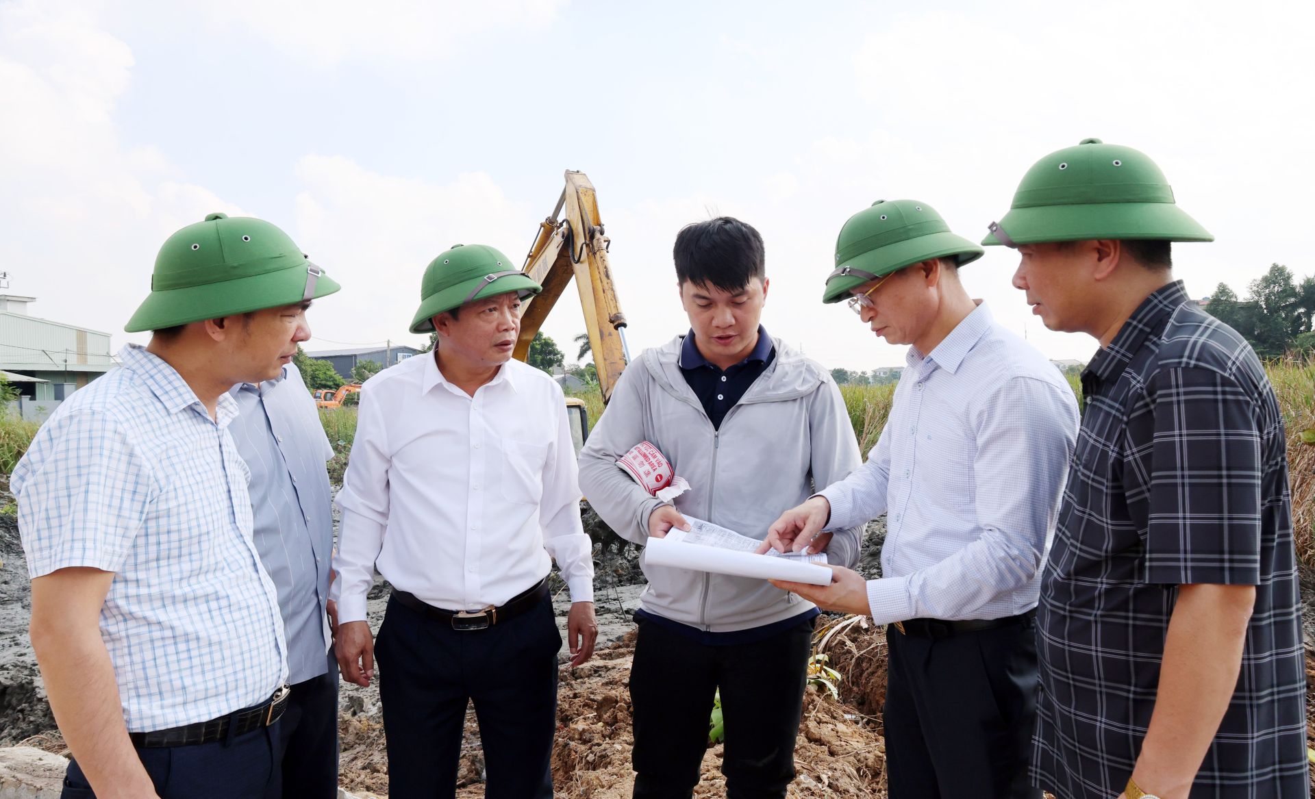 C&aacute;c đồng ch&iacute; l&atilde;nh đạo phường kiểm tra bản vẽ thiết kế dự &aacute;n tuyến đường kết nối Tổ d&acirc;n phố Giang Liễu đi Tổ d&acirc;n phố H&agrave; Liễu.