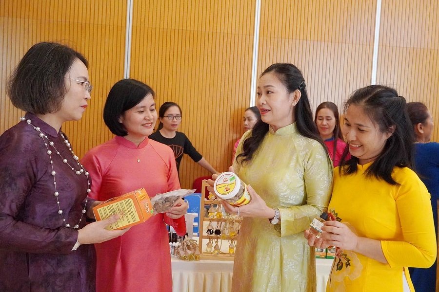 Nhiều sản phẩm của các HTX được trưng bày, giới thiệu tại diễn đàn Nhiều sản phẩm của các HTX được trưng bày, giới thiệu tại diễn đàn