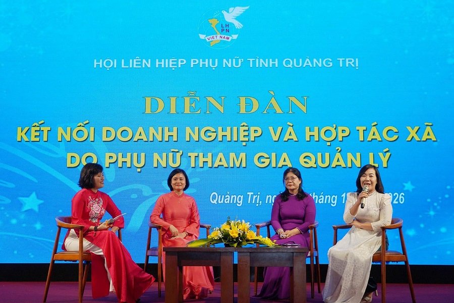 Các đại biểu giao lưu tại diễn đàn Các đại biểu giao lưu tại diễn đàn