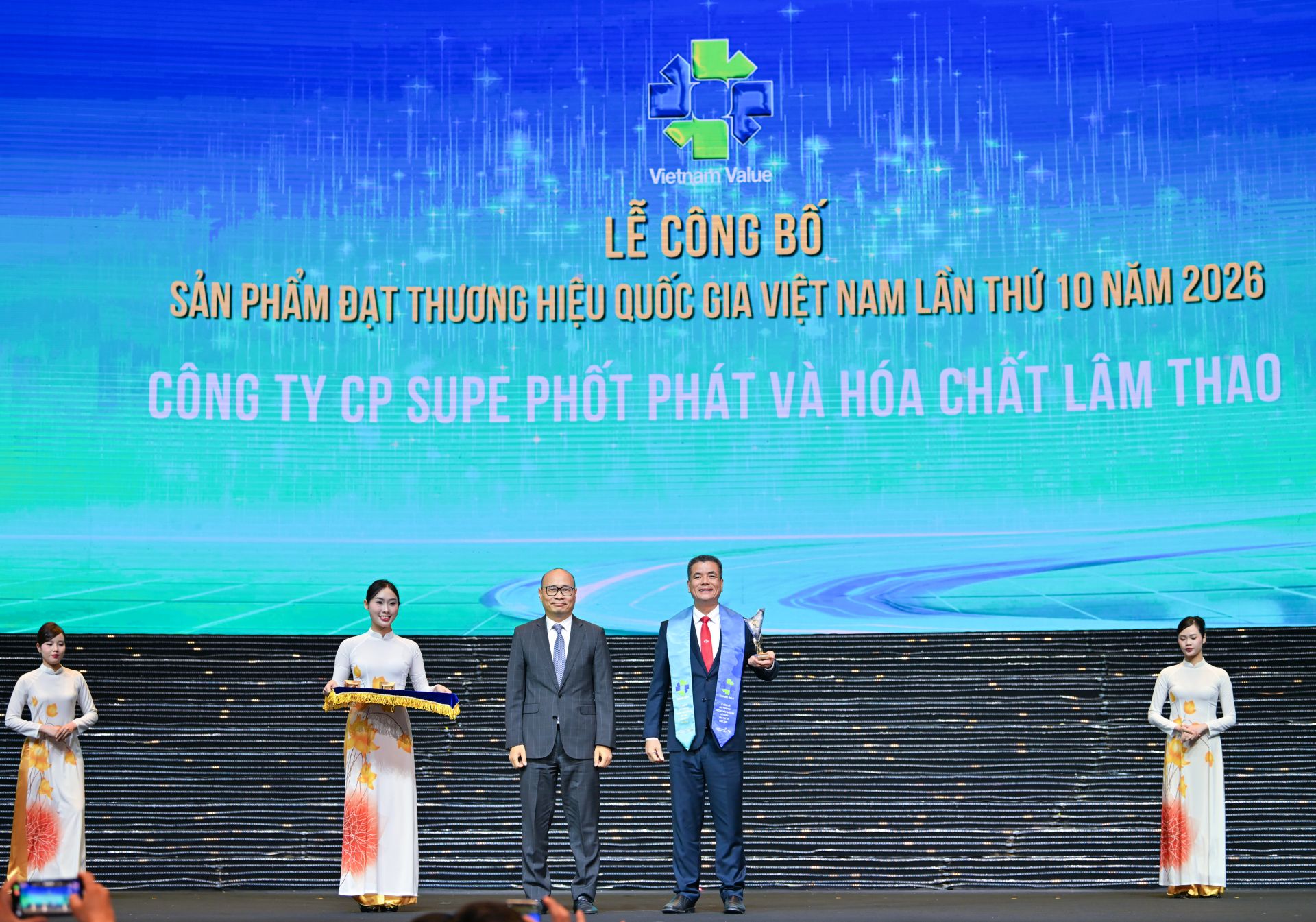 Đồng ch&iacute; Phạm Thanh T&ugrave;ng - B&iacute; thư Đảng ủy, Tổng Gi&aacute;m đốc C&ocirc;ng ty Cổ phần Supe Phốt ph&aacute;t v&agrave; H&oacute;a chất L&acirc;m Thao đại diện đ&oacute;n nhận danh hiệu