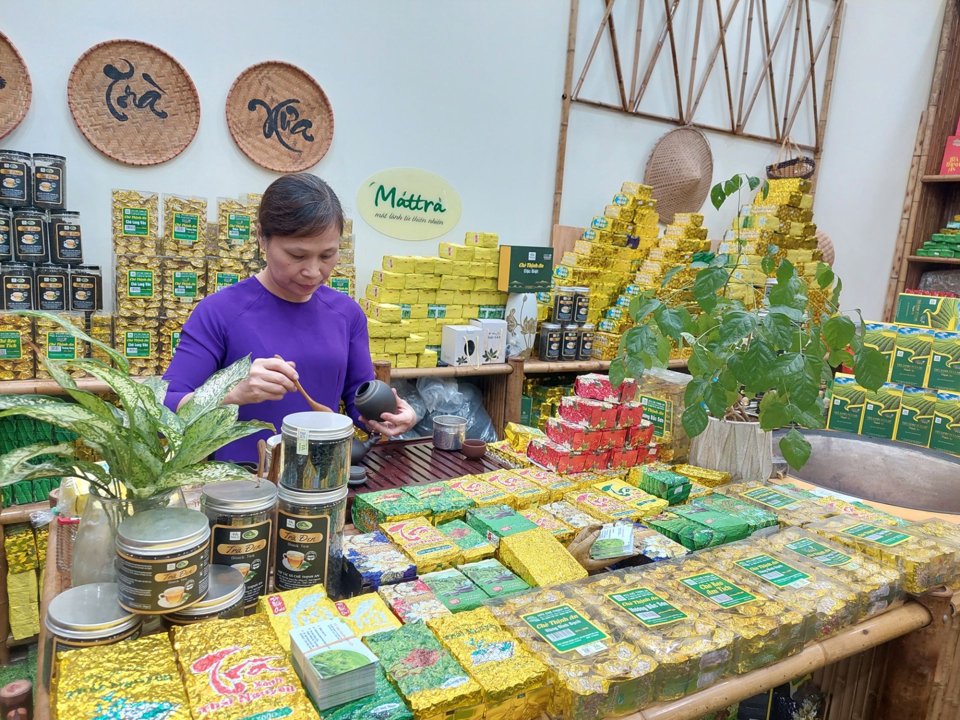 Ứng dụng mã QR trong truy xuất thông tin giúp người tiêu dùng nhận diện sản phẩm chè Thái Nguyên, đồng thời hỗ trợ bảo vệ thương hiệu đặc sản địa phương. Ảnh VGP Ứng dụng mã QR trong truy xuất thông tin giúp người tiêu dùng nhận diện sản phẩm chè Thái Nguyên, đồng thời hỗ trợ bảo vệ thương hiệu đặc sản địa phương. Ảnh VGP