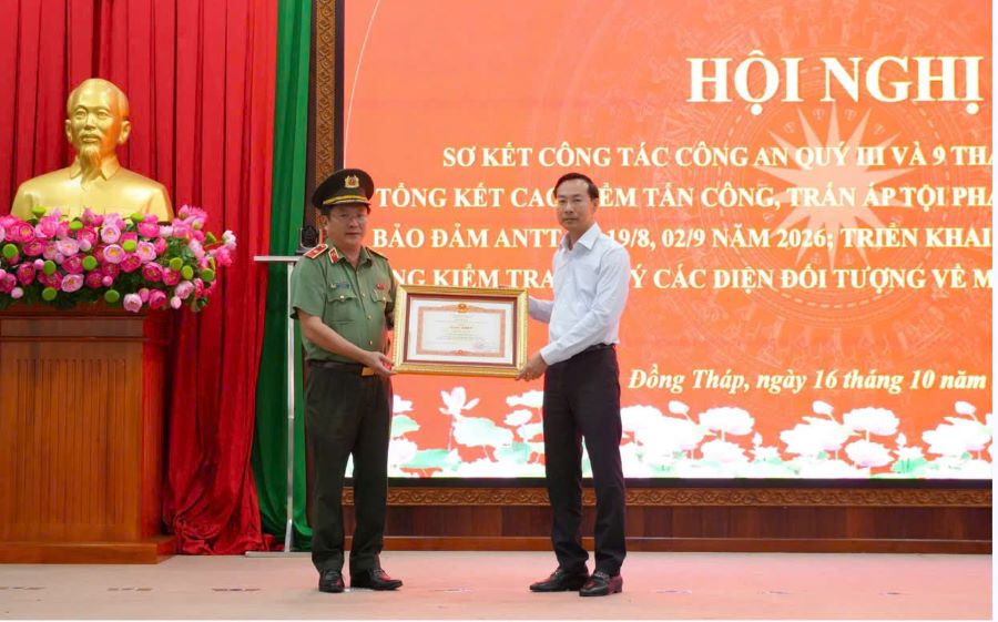 Ông Nguyễn Thanh Nhàn, Chủ tịch UBND tỉnh trao Bằng khen của Thủ tướng Chính phủ tặng Thiếu tướng Lâm Phước Nguyên Ông Nguyễn Thanh Nhàn, Chủ tịch UBND tỉnh trao Bằng khen của Thủ tướng Chính phủ tặng Thiếu tướng Lâm Phước Nguyên