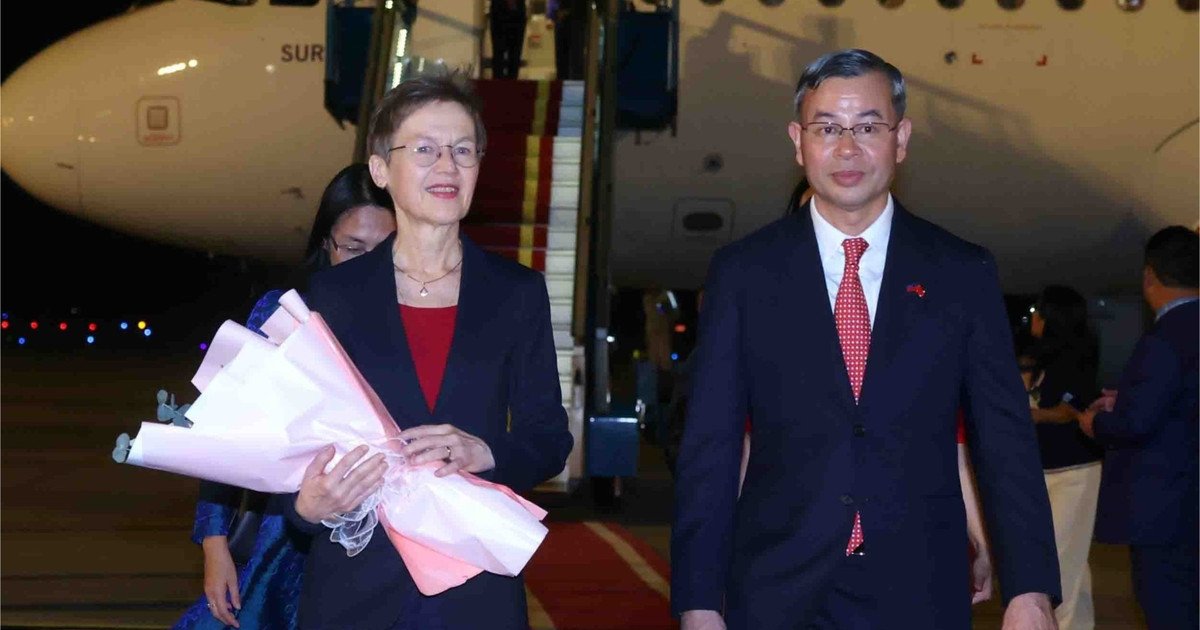 Bộ trưởng T&agrave;i ch&iacute;nh Ng&ocirc; Văn Tuấn đ&oacute;n Thủ tướng C&ocirc;ng quốc Liechtenstein Brigitte Haas tại s&acirc;n bay quốc tế Nội B&agrave;i, H&agrave; Nội. (Ảnh: TTXVN)