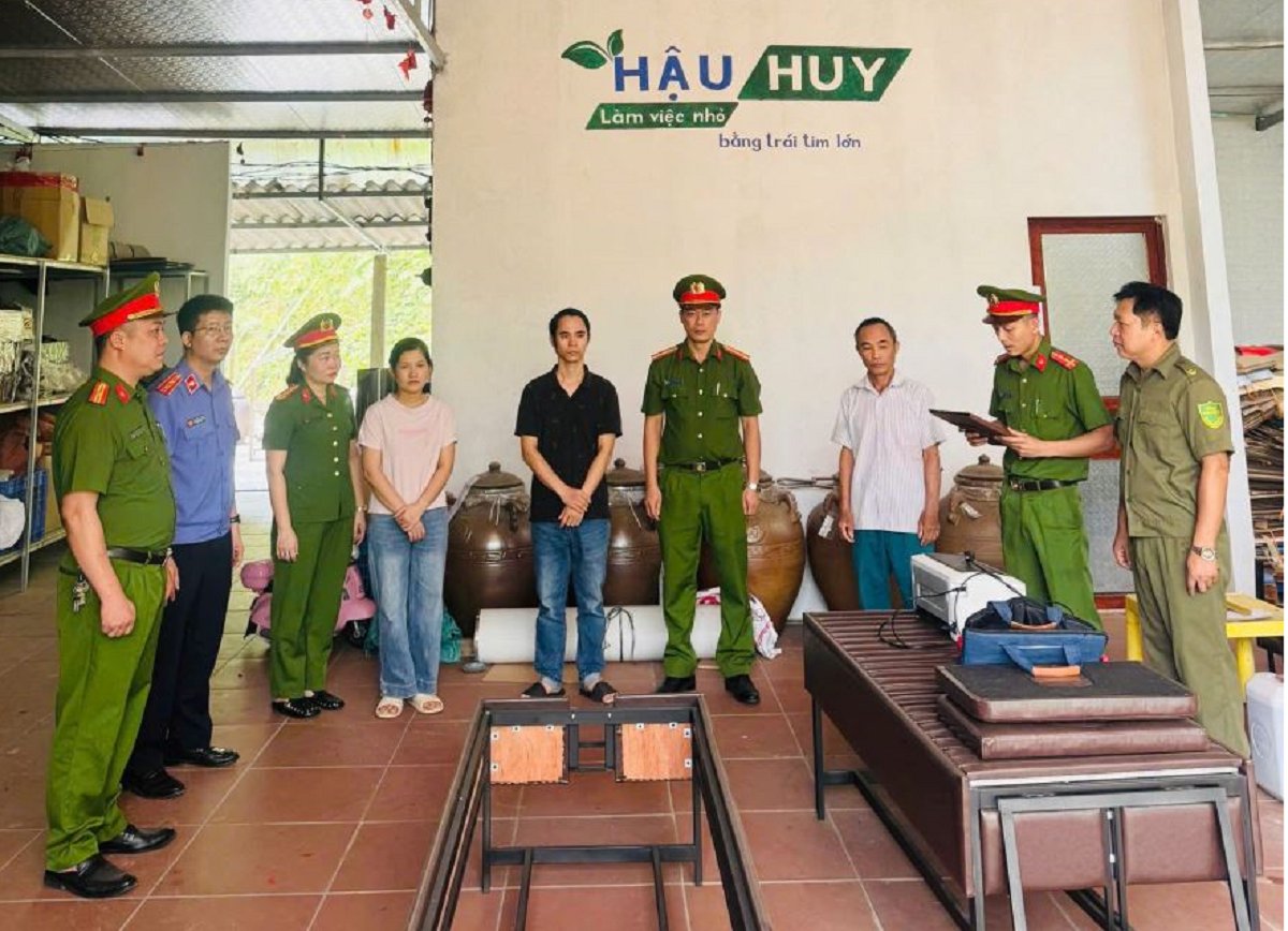 Cơ quan Cảnh s&aacute;t điều tra c&ocirc;ng bố quyết định tố tụng đối với bị can Trần Đức Huy (&aacute;o đen) v&agrave; bị can Cao Thị Hậu (&aacute;o hồng nhạt)
