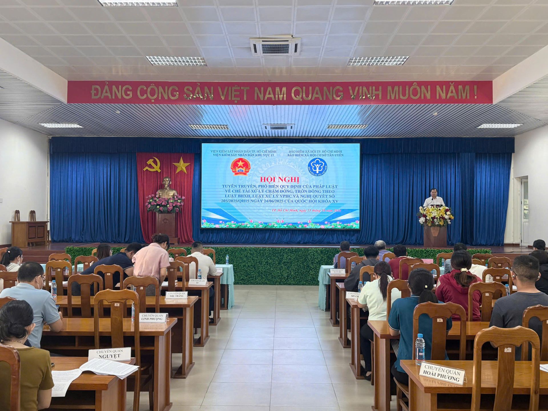 Hội nghị là dịp để cơ quan BHXH và Viện Kiểm sát trực tiếp làm việc với các đơn vị chậm đóng, trốn đóng bảo hiểm, đôn đốc thực hiện nghĩa vụ theo quy định. Hội nghị là dịp để cơ quan BHXH và Viện Kiểm sát trực tiếp làm việc với các đơn vị chậm đóng, trốn đóng bảo hiểm, đôn đốc thực hiện nghĩa vụ theo quy định.