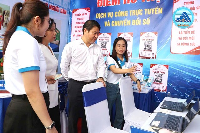 Gian hàng hỗ trợ dịch vụ công trực tuyến của Trung tâm Phục vụ hành chính công phường Liên Chiểu tại ngày hội. Ảnh: Cổng thông tin điện tử TP. Đà Nẵng Gian hàng hỗ trợ dịch vụ công trực tuyến của Trung tâm Phục vụ hành chính công phường Liên Chiểu tại ngày hội. Ảnh: Cổng thông tin điện tử TP. Đà Nẵng