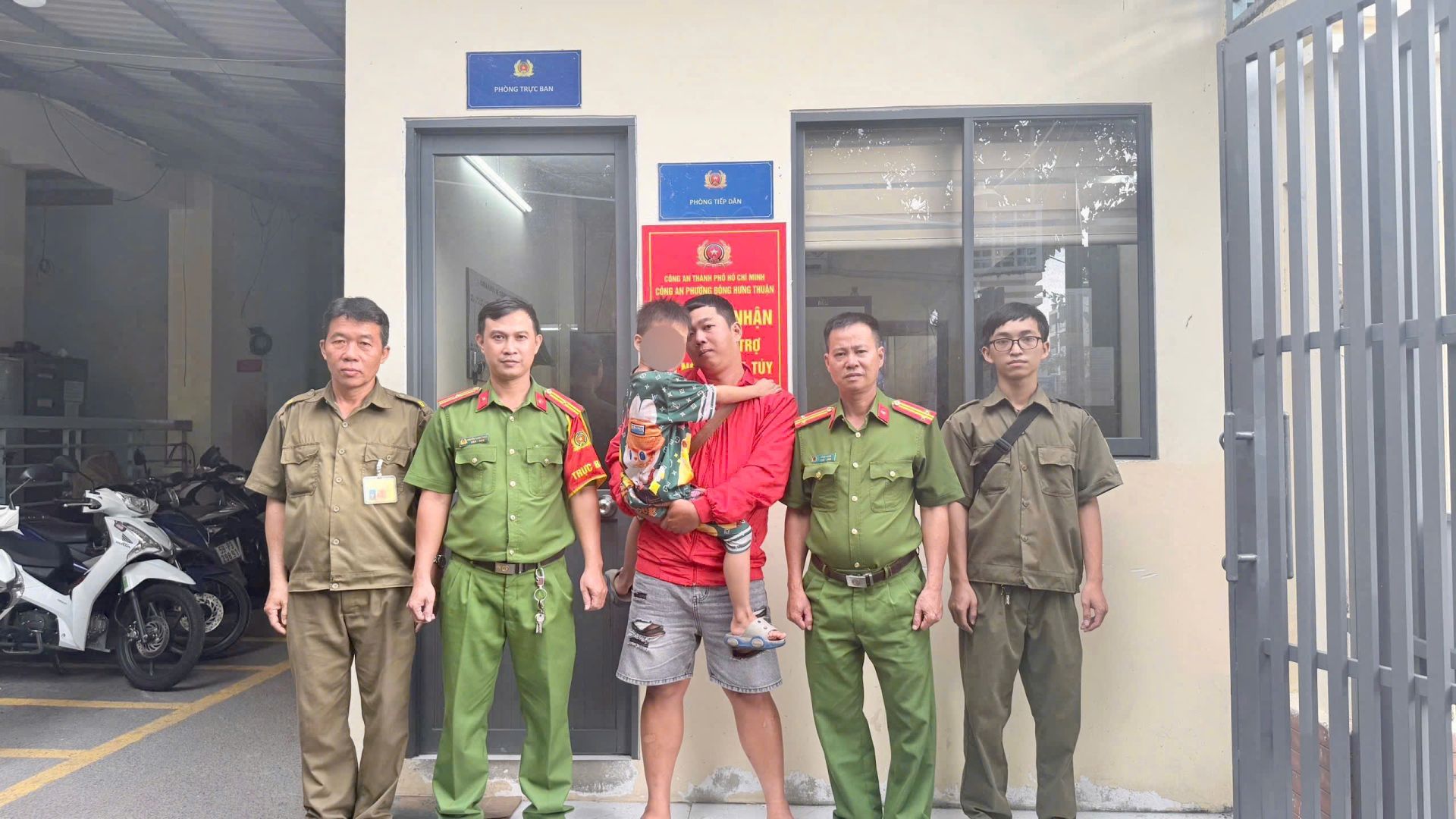 Công an phường Đông Hưng Thuận, TP.HCM hỗ trợ bé trai trở về đoàn tụ an toàn với gia đình. Công an phường Đông Hưng Thuận, TP.HCM hỗ trợ bé trai trở về đoàn tụ an toàn với gia đình.