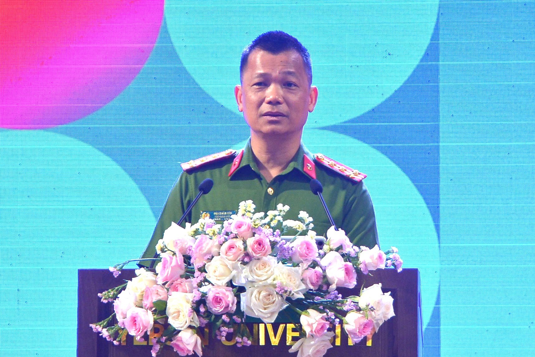 Đại t&aacute; Đậu Xu&acirc;n Bảo, Ph&oacute; Gi&aacute;m đốc C&ocirc;ng an tỉnh L&acirc;m Đồng ph&aacute;t động chiến dịch tại trường Đại học Yersin Đ&agrave; Lạt