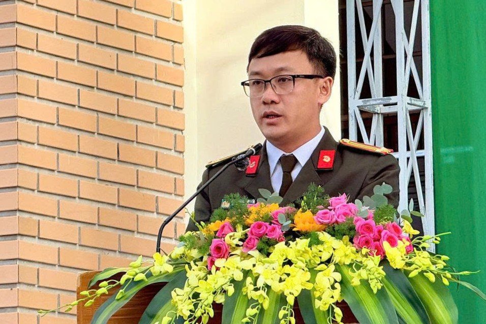 Trung t&aacute; Ho&agrave;ng Nguyễn Việt Tiến, Ph&oacute; trưởng Ph&ograve;ng An ninh mạng C&ocirc;ng an tỉnh L&acirc;m Đồng ph&aacute;t động Chiến dịch &ldquo;Kh&ocirc;ng Một M&igrave;nh&rdquo; tại điểm Trường THPT Chuy&ecirc;n Thăng Long.