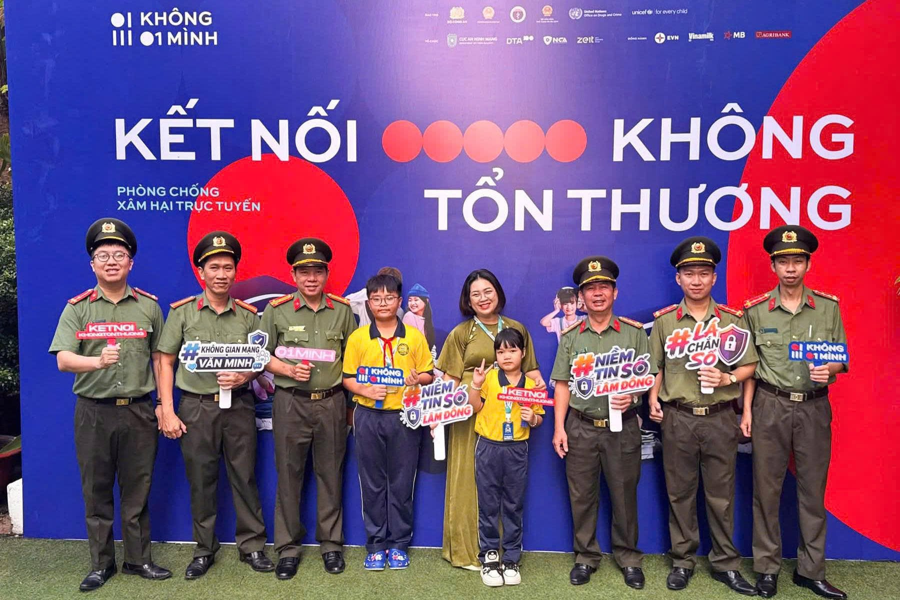 Lực lượng C&ocirc;ng an tỉnh L&acirc;m Đồng c&ugrave;ng gi&aacute;o vi&ecirc;n v&agrave; học sinh Trường Tiểu học - THCS - THPT L&ecirc; Qu&yacute; Đ&ocirc;n thể hiện quyết t&acirc;m hưởng ứng Chiến dịch &ldquo;Kh&ocirc;ng Một M&igrave;nh&rdquo; năm 2026.