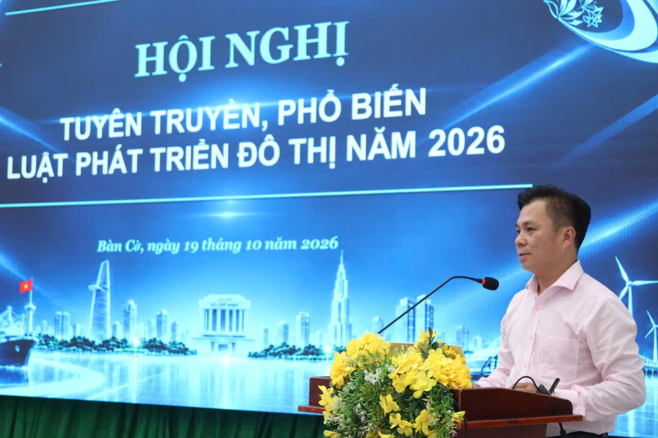 Ông Huỳnh Hữu Tốt – Trưởng phòng Phổ biến, giáo dục pháp luật, Sở Tư pháp TP.HCM phổ biến, quán triệt các điểm mới của Luật Phát triển đô thị cho đội ngũ cán bộ, hòa giải viên cơ sở. Ông Huỳnh Hữu Tốt – Trưởng phòng Phổ biến, giáo dục pháp luật, Sở Tư pháp TP.HCM phổ biến, quán triệt các điểm mới của Luật Phát triển đô thị cho đội ngũ cán bộ, hòa giải viên cơ sở.