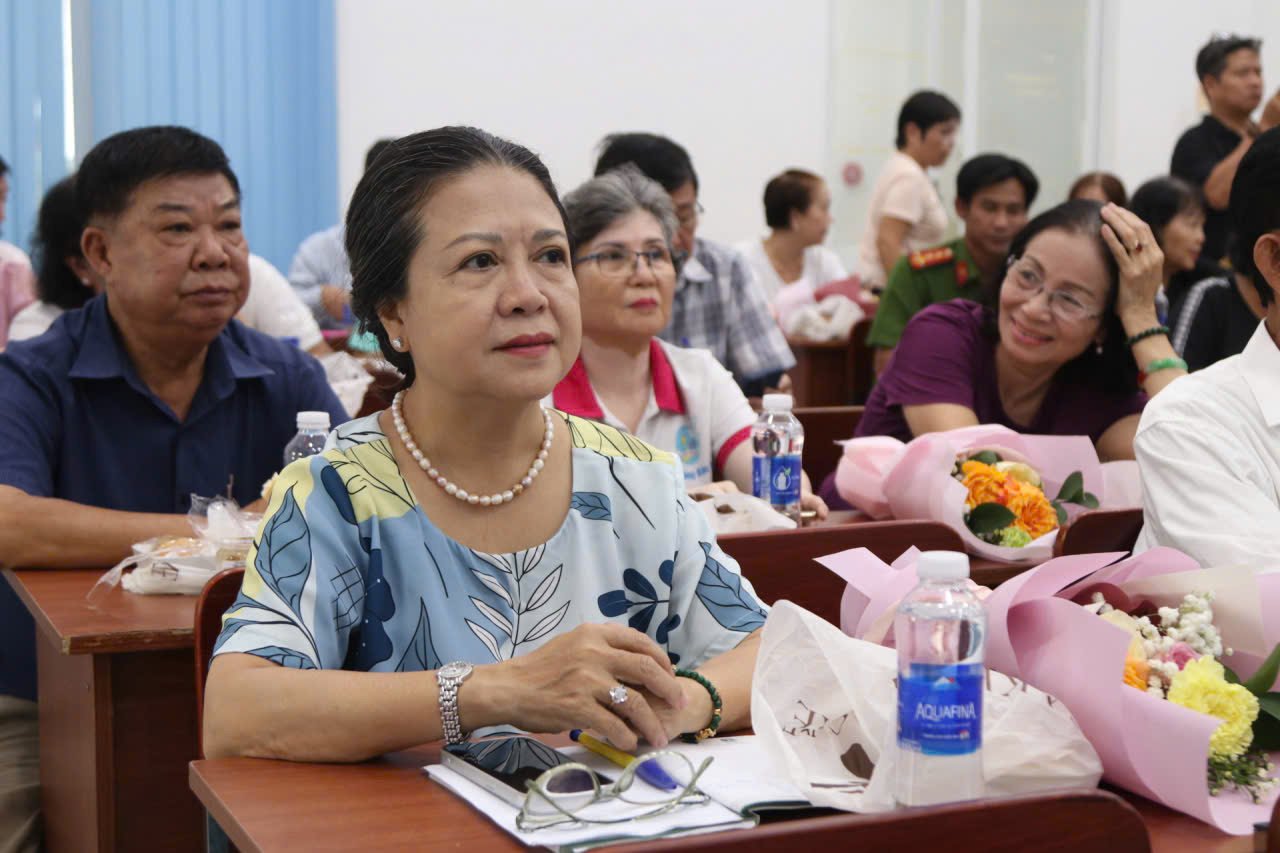 Bà Dương Thị Quỳnh Hoa (60 tuổi) – Tổ trưởng Tổ hòa giải Khu phố 16, phường Bàn Cờ. Bà Dương Thị Quỳnh Hoa (60 tuổi) – Tổ trưởng Tổ hòa giải Khu phố 16, phường Bàn Cờ.