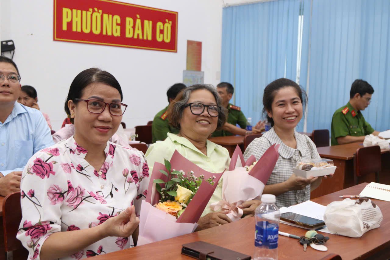 Bà Hà Thị Diệp – Hòa giải viên Khu phố 5, phường Bàn Cờ (bìa trái). Bà Hà Thị Diệp – Hòa giải viên Khu phố 5, phường Bàn Cờ (bìa trái).
