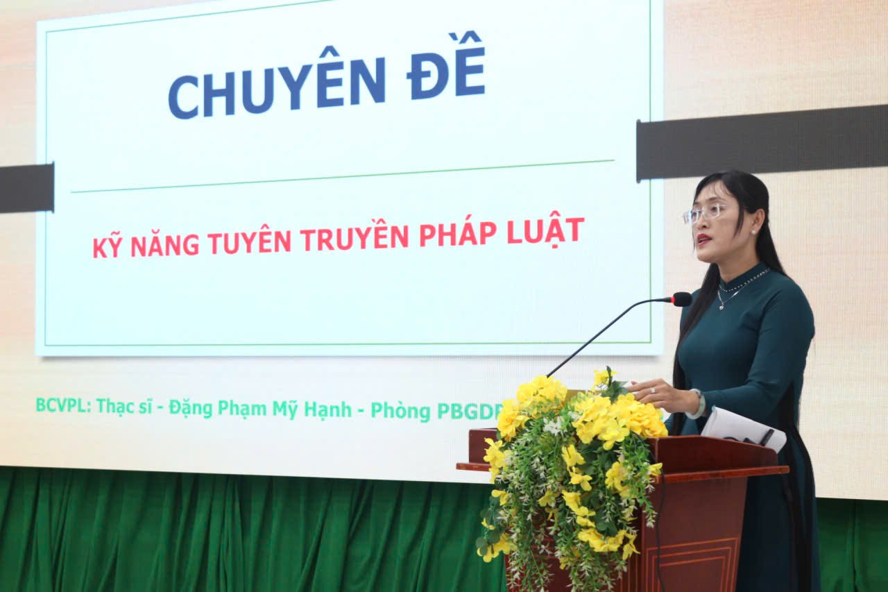 Bà Đặng Phạm Mỹ Hạnh - Báo cáo viên pháp luật TP.HCM trình bày chuyên đề Bà Đặng Phạm Mỹ Hạnh - Báo cáo viên pháp luật TP.HCM trình bày chuyên đề