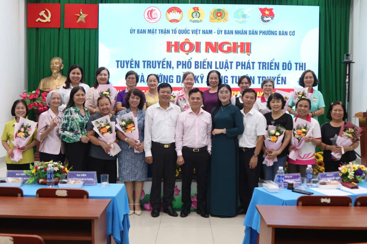 Lãnh đạo phường Bàn Cờ và các báo cáo viên chụp hình lưu niệm cùng đại diện các tổ hòa giải cơ sở sau chương trình trao quyết định và tập huấn. Lãnh đạo phường Bàn Cờ và các báo cáo viên chụp hình lưu niệm cùng đại diện các tổ hòa giải cơ sở sau chương trình trao quyết định và tập huấn.