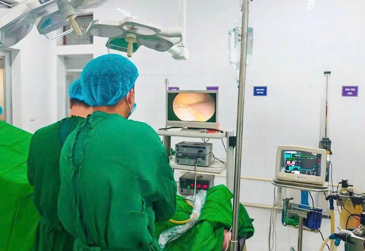 Các bác sĩ Trung tâm Y tế Chí Linh phẫu thuật nội soi cắt ruột thừa cho bệnh nhân nhi. Các bác sĩ Trung tâm Y tế Chí Linh phẫu thuật nội soi cắt ruột thừa cho bệnh nhân nhi.