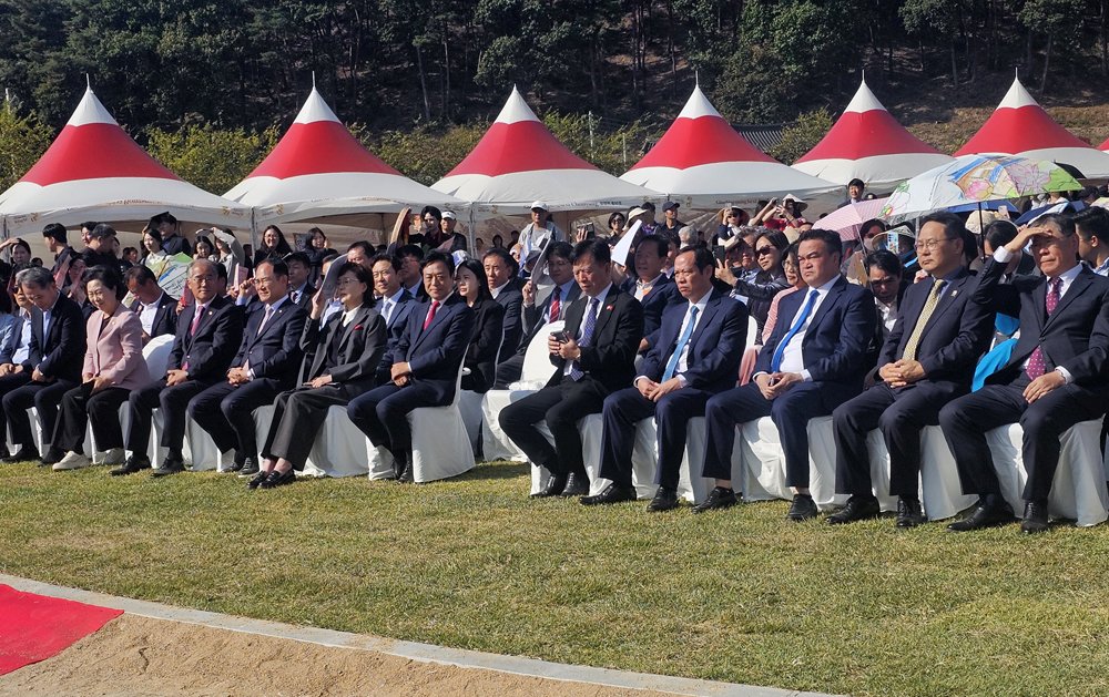 C&aacute;c đại biểu tham dự sự kiện giao lưu to&agrave;n cầu Việt Nam - H&agrave;n Quốc tại Khu di t&iacute;ch Trung Hiếu Đường.