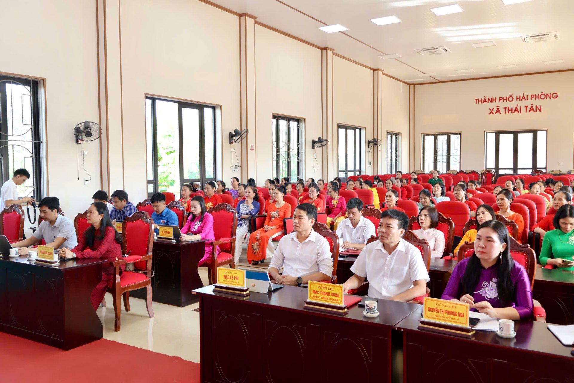 Đại biểu v&agrave; c&aacute;n bộ, hội vi&ecirc;n phụ nữ tham dự Hội nghị đối thoại.