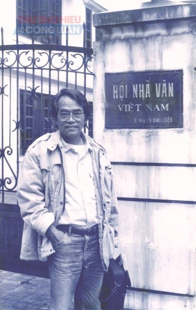 Ảnh nh&agrave; văn Ho&agrave;ng Phủ Ngọc Tường chụp tại Hội Nh&agrave; văn Việt Nam l&uacute;c sinh thời . Ảnh: Gia đ&igrave;nh cung cấp.