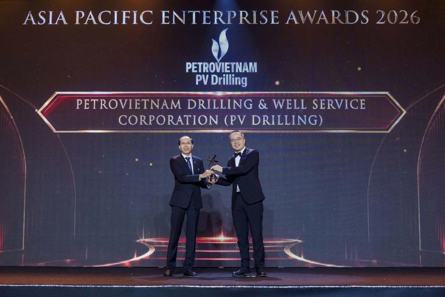 &Ocirc;ng Đỗ Danh Rạng - Ph&oacute; Tổng Gi&aacute;m đốc PV Drilling đại diện Tổng c&ocirc;ng ty nhận Giải thưởng APEA 2026 ở hạng mục &ldquo;Doanh nghiệp quản trị bền vững v&agrave; minh bạch&rdquo;