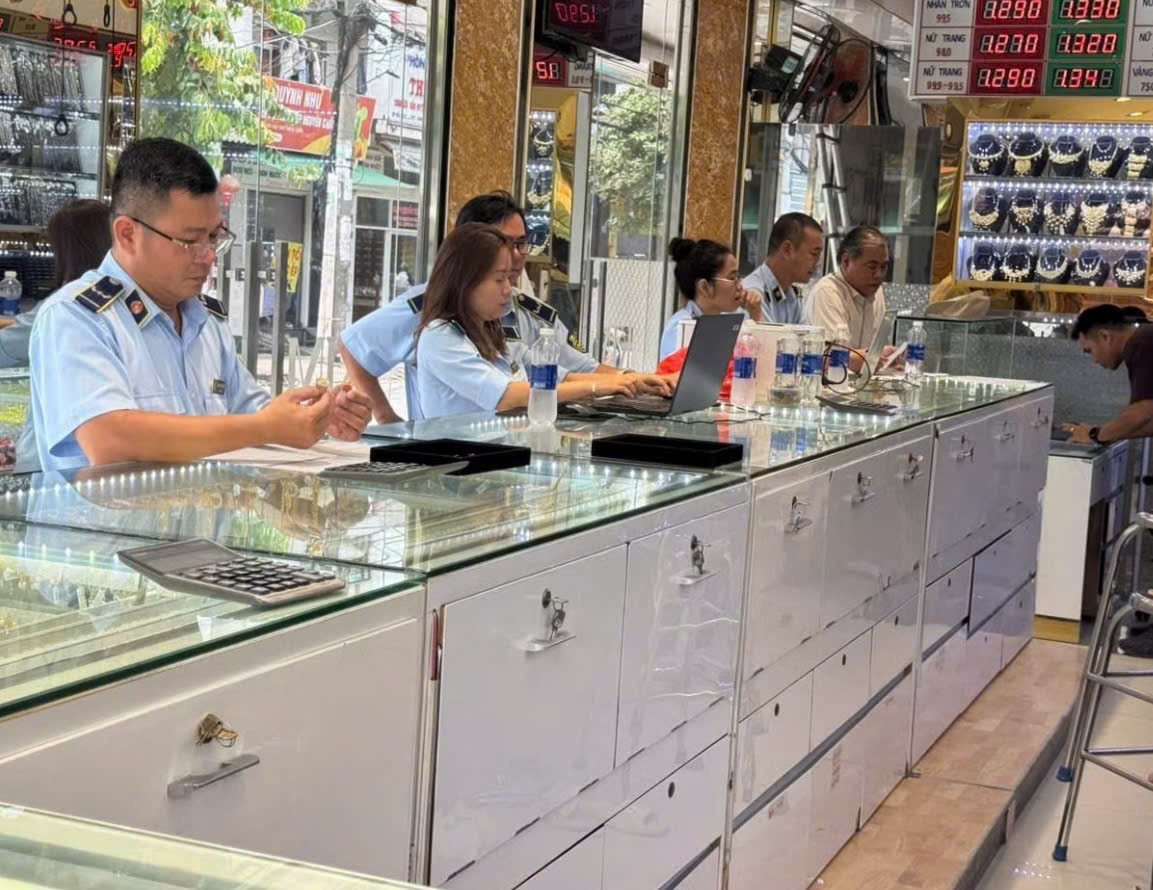 Lực lượng chức năng kiểm tra hàng hóa tại một công ty kinh doanh trang sức ở phường Phú Thạnh, TP. HCM. (CA TP. HCM) Lực lượng chức năng kiểm tra hàng hóa tại một công ty kinh doanh trang sức ở phường Phú Thạnh, TP. HCM. (CA TP. HCM)