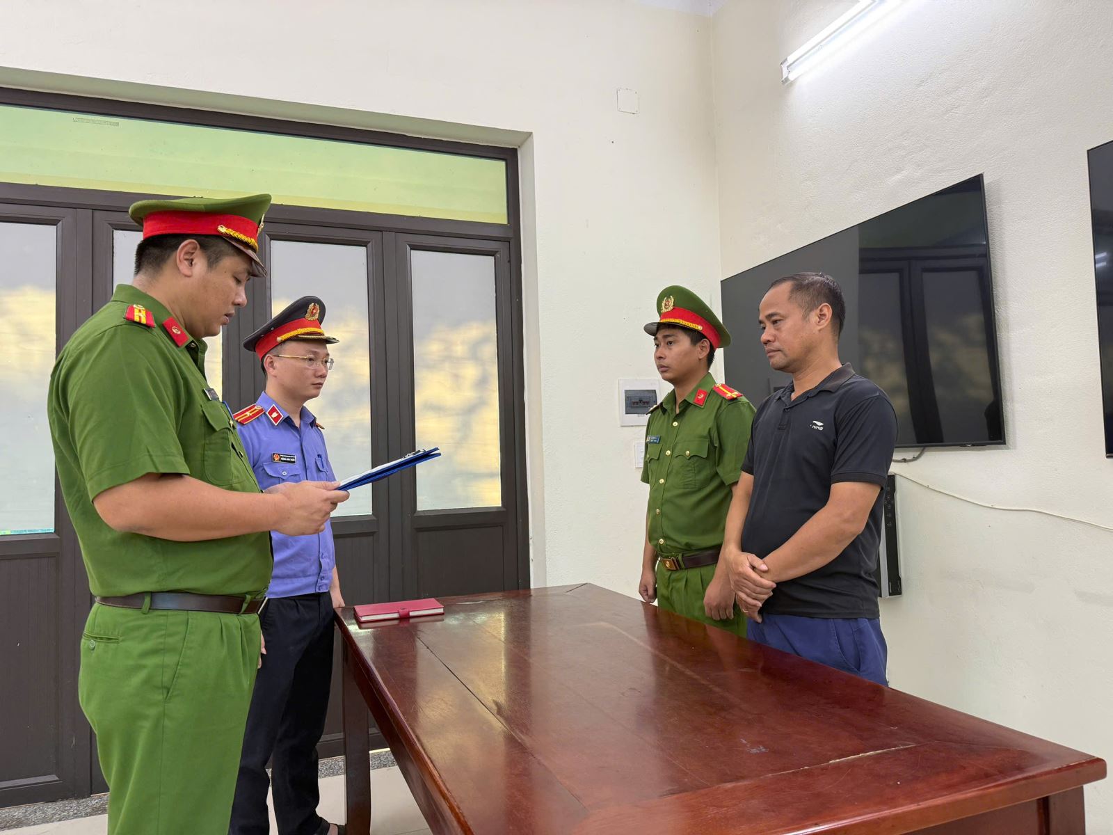 Cơ quan Cảnh s&aacute;t điều tra tống đạt c&aacute;c Quyết định đối với Chu Văn Đo&agrave;n