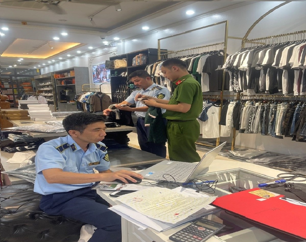 Lực lượng thuộc Đội Quản l&yacute; thị trường số 9 phối hợp c&ugrave;ng lực lượng chức năng kiểm tra h&agrave;ng ho&aacute; tại cơ sở kinh doanh tr&ecirc;n địa b&agrave;n quản l&yacute;