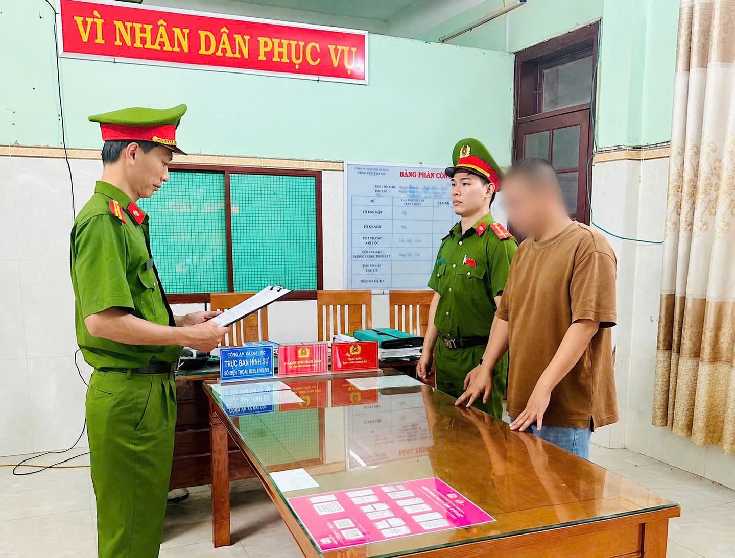 Lực lượng chức năng tống đạt quyết định tố tụng đối với chủ cơ sở kinh doanh. Ảnh: C&ocirc;ng an Đ&agrave; Nẵng
