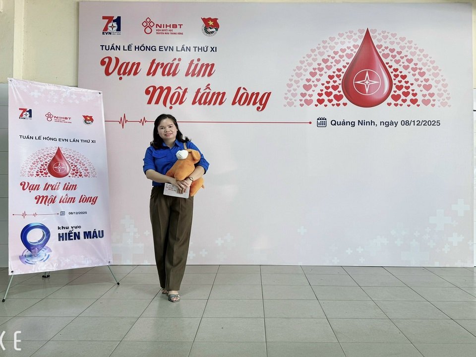 Chị Nguyễn Thị Thu tham gia hiến m&aacute;u hưởng ứng Tuần lễ hồng EVN lần thứ XI
