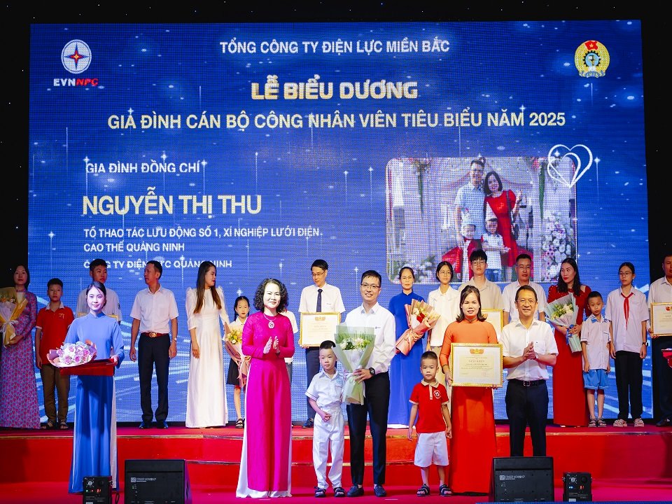 Gia đ&igrave;nh chị Nguyễn Thị Thu được C&ocirc;ng đo&agrave;n Tổng c&ocirc;ng ty Điện lực miền Bắc biểu dương Gia đ&igrave;nh c&aacute;n bộ c&ocirc;ng nh&acirc;n vi&ecirc;n ti&ecirc;u biểu năm 2025