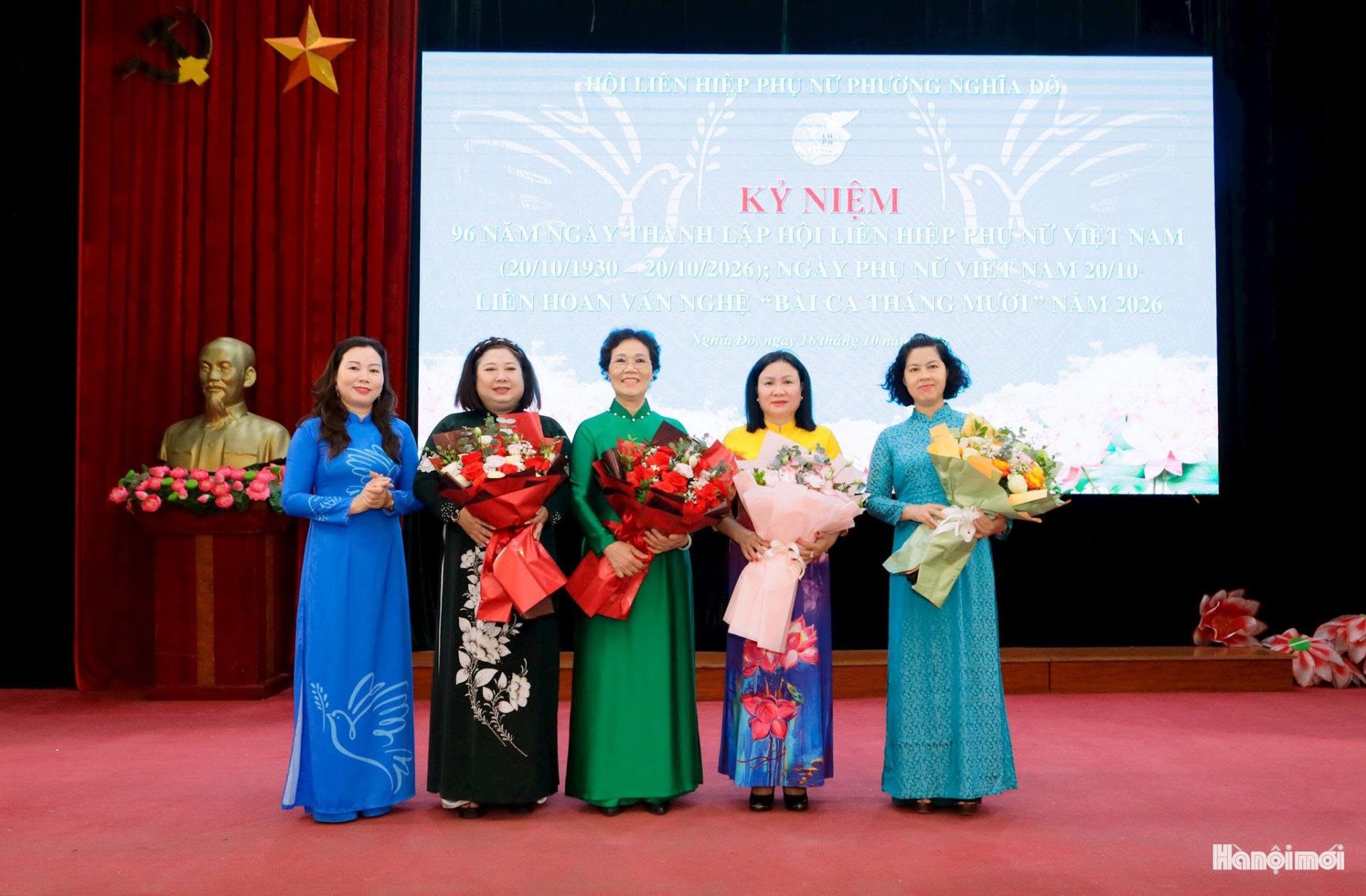 Đại diện Hội Liên hiệp Phụ nữ phường Nghĩa Đô nhận hoa chúc mừng tại chương trình kỷ niệm 96 năm Ngày thành lập Hội Liên hiệp Phụ nữ Việt Nam. Đại diện Hội Liên hiệp Phụ nữ phường Nghĩa Đô nhận hoa chúc mừng tại chương trình kỷ niệm 96 năm Ngày thành lập Hội Liên hiệp Phụ nữ Việt Nam.