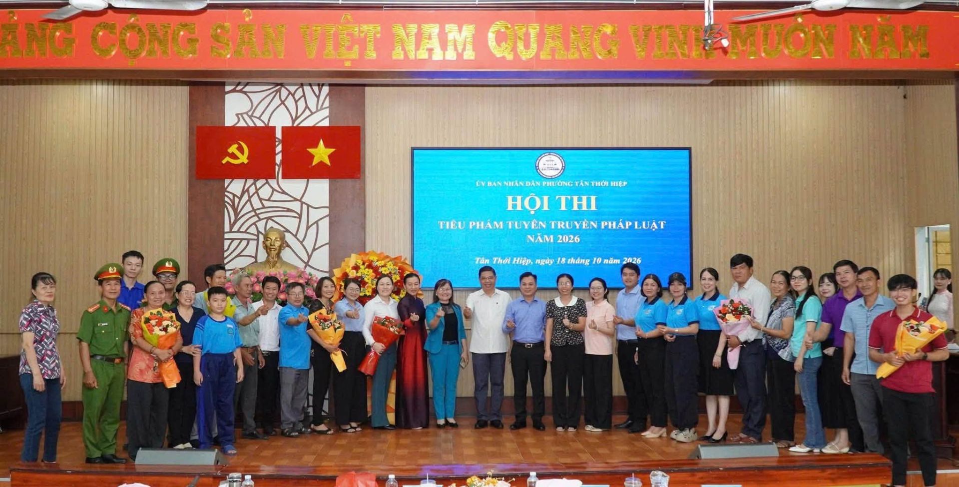 C&aacute;c đại biểu c&ugrave;ng c&aacute;c đội thi chụp h&igrave;nh lưu niệm tại Hội thi tiểu phẩm tuy&ecirc;n truyền ph&aacute;p luật năm 2026 do UBND phường T&acirc;n Thới Hiệp tổ chức.