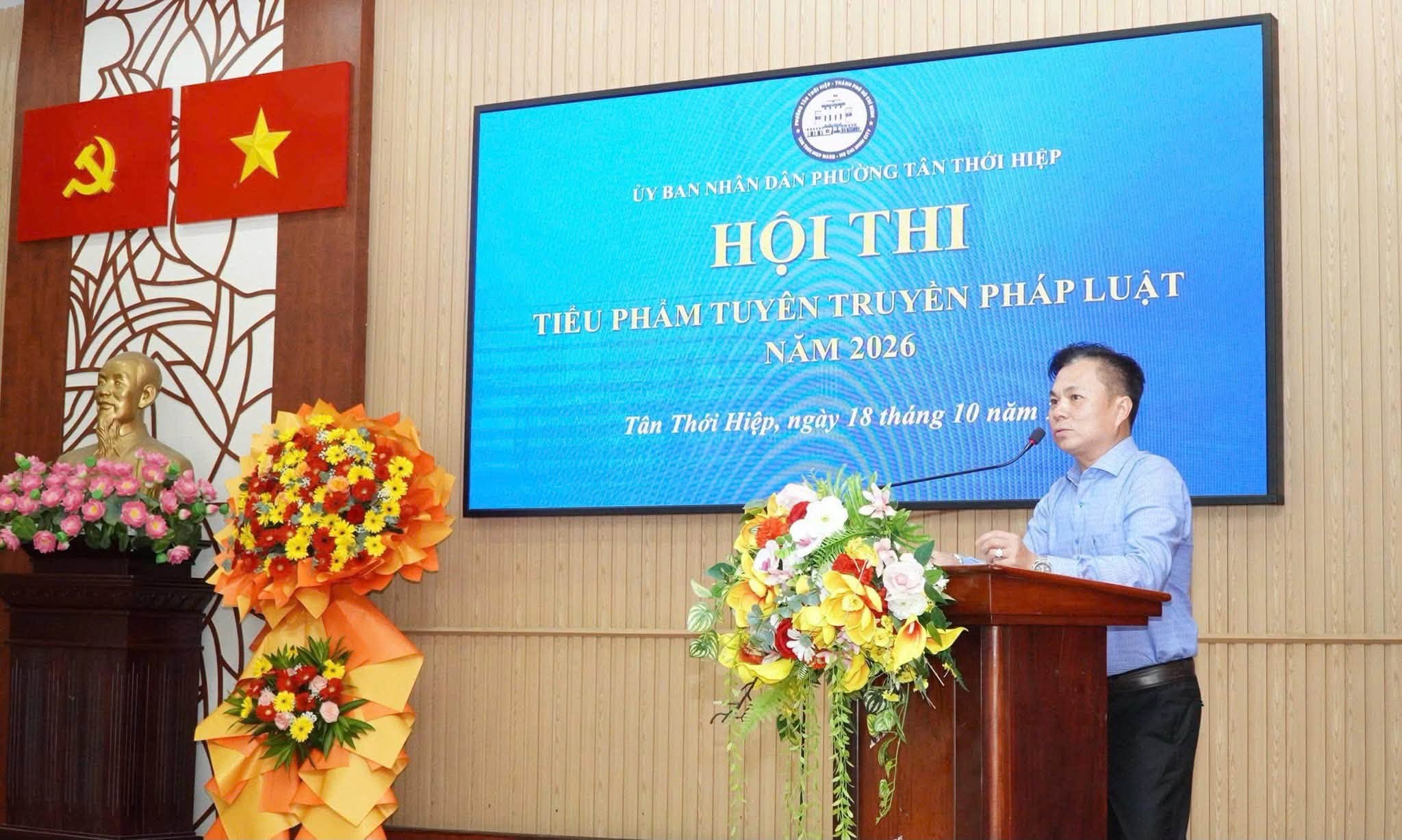 &Ocirc;ng Huỳnh Hữu Tốt, Trưởng Ph&ograve;ng Phổ biến, gi&aacute;o dục ph&aacute;p luật, Sở Tư ph&aacute;p TP.HCM, tham dự Hội thi tiểu phẩm tuy&ecirc;n truyền ph&aacute;p luật năm 2026 tại phường T&acirc;n Thới Hiệp.